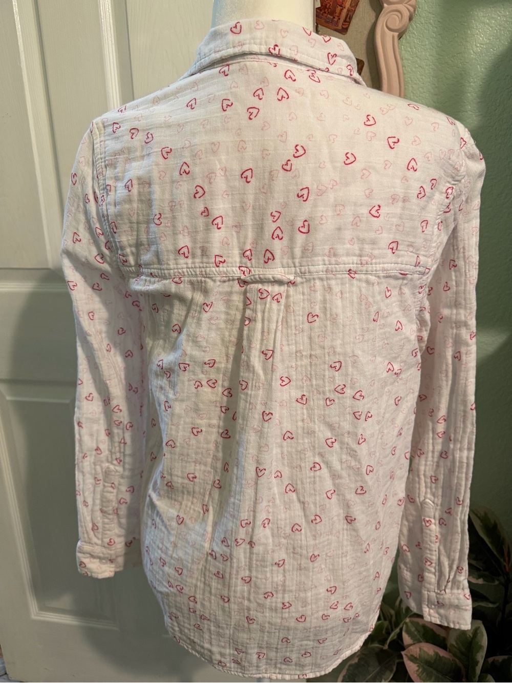 beachlunchlounge White Button-Down Shirt with Pink Heart Print - Picture 4 of 7